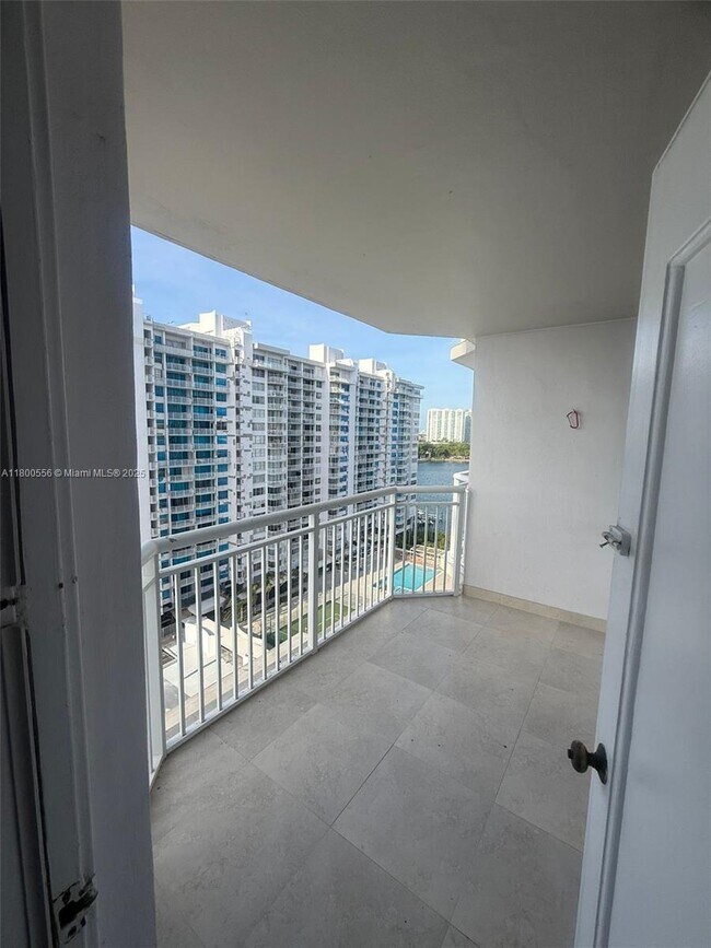 Building Photo - 18021 Biscayne Blvd