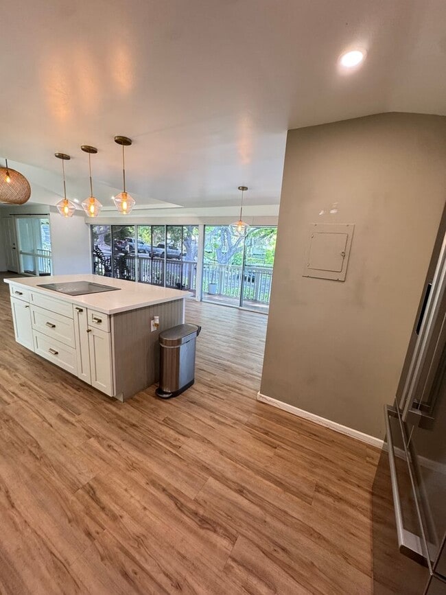 Building Photo - 3 BED, 2 BATH, 2 Parking with AC- Kalani I...