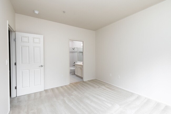 Building Photo - Beautifully Updated 2 Bedroom 2 Bath Sammamish Condo in Sundance at Klahanie!
