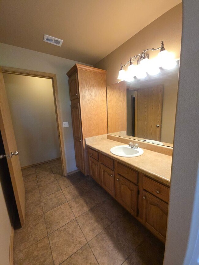 Building Photo - 619 Resimont Dr