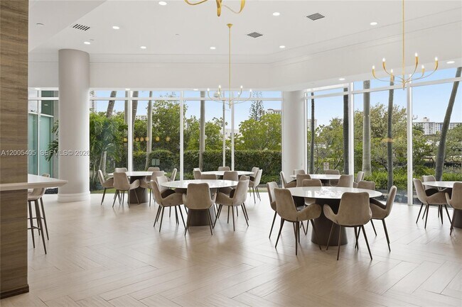 Building Photo - 16500 Collins Ave