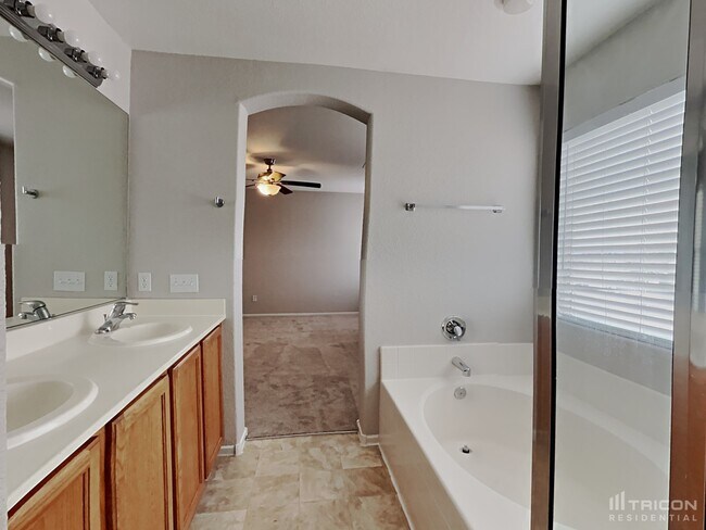 Building Photo - 3521 Tesoro Del Valle Ct
