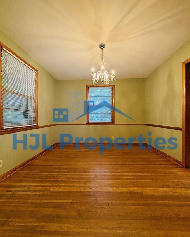 Building Photo - Beautiful Large Home in Donelson!
