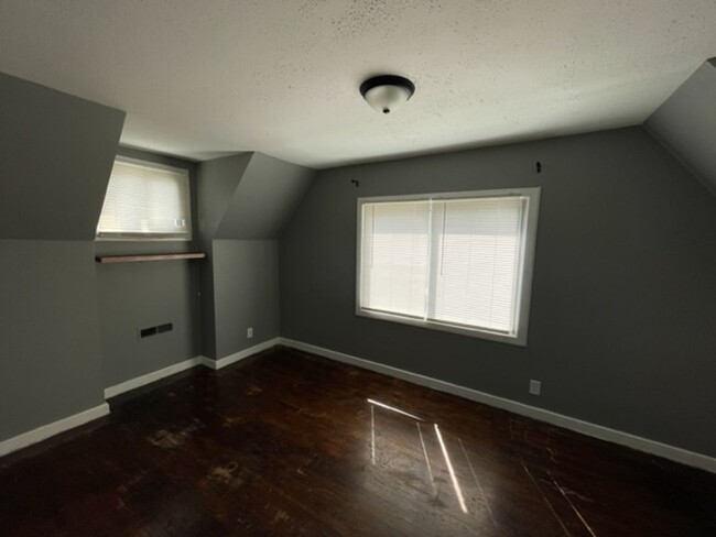 Building Photo - 4-bedroom, 2-bath home close to Ball State...