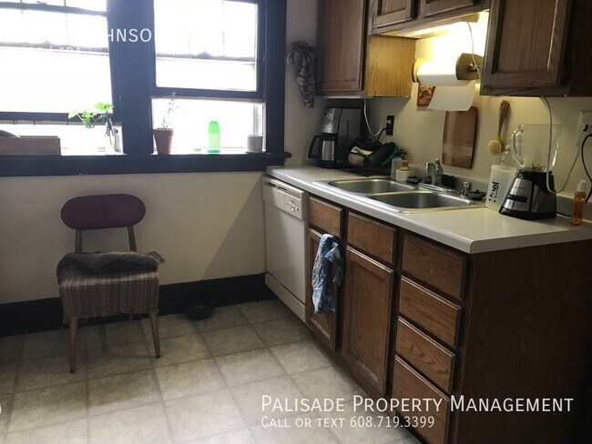 Building Photo - 726 E Johnson St