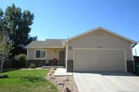 Building Photo - 320 E Lilac St