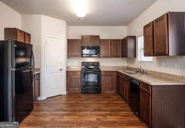 Building Photo - 700 Fitzroy Dr