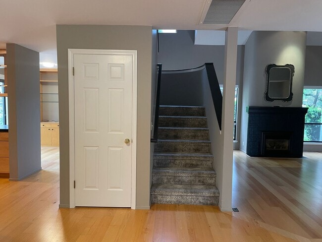 Building Photo - Beautiful End Unit Condo in Bennett Valley!
