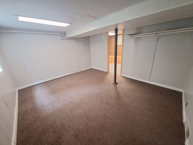 Building Photo - AVAILABLE June 1st - 6 Bedroom, 2 Bath House with Garage $200 Off First Months Rent!