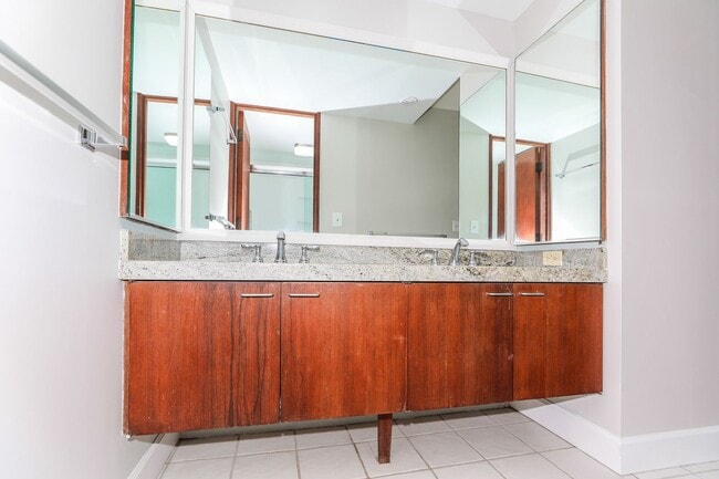 Building Photo - Naniwa Gardens - 1 bdrm/1 bath/1 covered p...