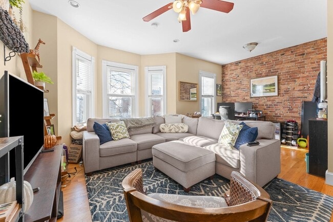 Building Photo - 470 E 6th St