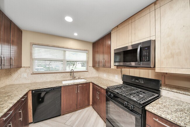 Building Photo - 7623 Barberton Dr