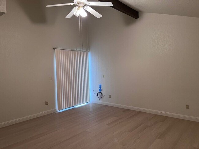 Building Photo - Spacious Greenhaven duplex with fresh paint, new laminate floors and vaulted ceilings.