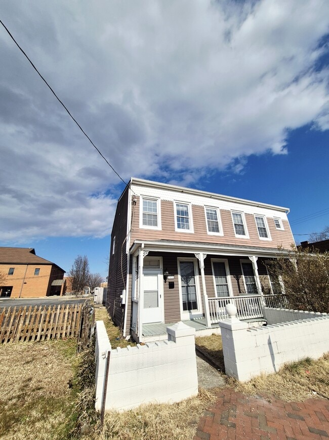 Building Photo - 2820 Q St