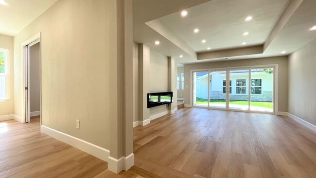 Building Photo - 3BD/2BA - Stylish Home Near Valley Fair Ma...