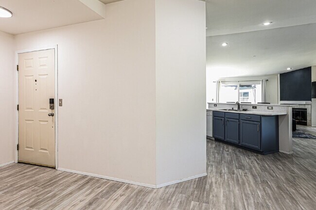 Building Photo - Top-Floor 3 Bed/2 Bath Condo with Silver Lake Views – Water/Sewer/Garbage Included! Available NOW...