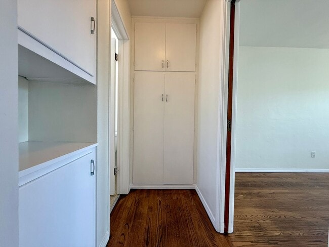 Building Photo - CORNER Upstairs Unit Within Small Gated Community! COMPLIMENTARY Shared Laundry! Spacious Floorplan!