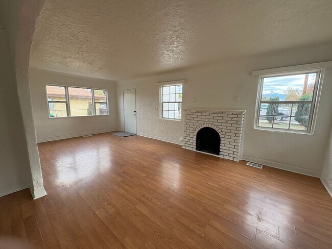Building Photo - 439 N Santa Fe St