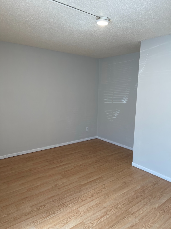 Building Photo - 515 E Burlington St