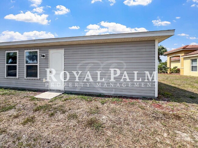 Building Photo - 4BR/2BA Duplex Living in Vistanna Villas + Washer & Dryer! — Space, Style, and Laundry Convenienc...