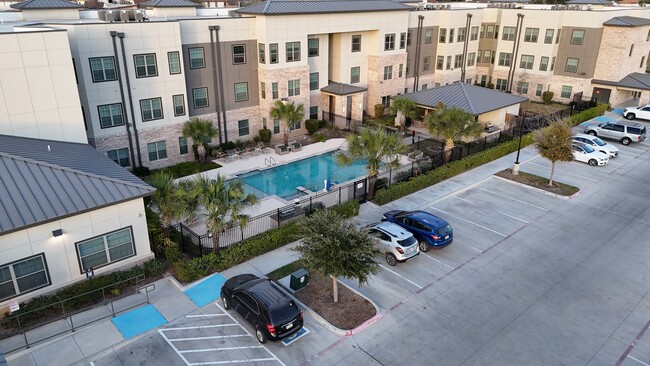 Building Photo - Hibiscus Village