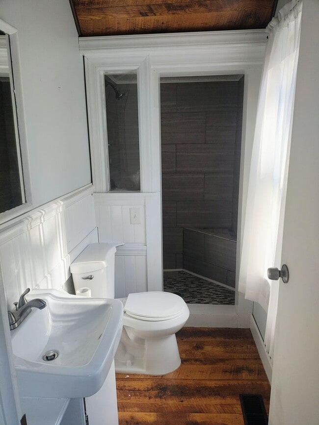 Building Photo - ****Burrillville – Three Bed/Two Bath Dupl...