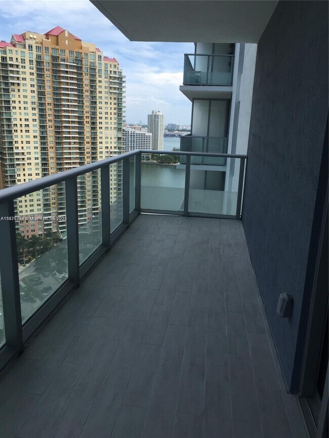 Building Photo - 1300 Brickell Bay Dr