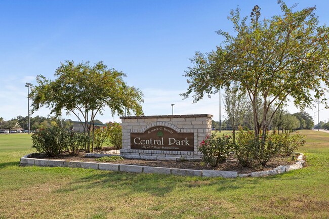 Building Photo - 3 Bed Available at Waterwood Townhome Complex!