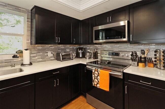 Building Photo - 18423 Swan Lake Dr