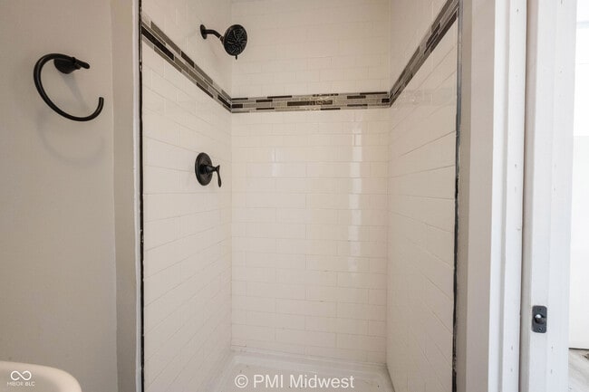 Building Photo - 423 Villa Ave