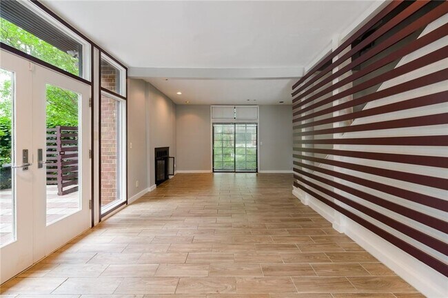 Building Photo - 650 Cleburne Terrace NE