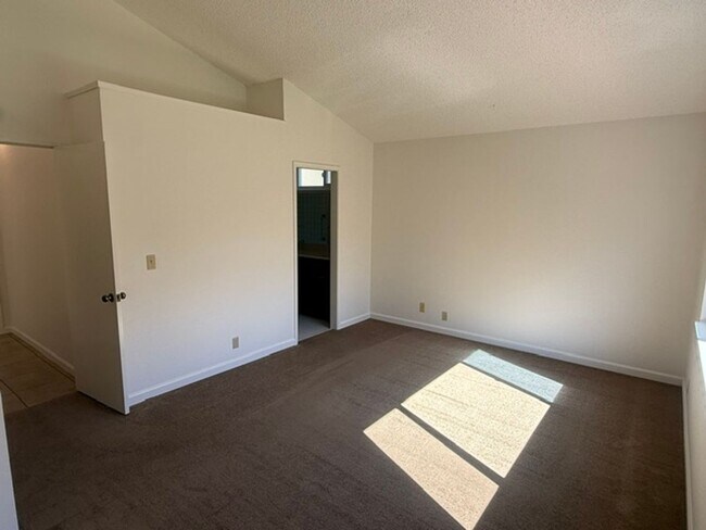 Building Photo - 512 Toyon Pl