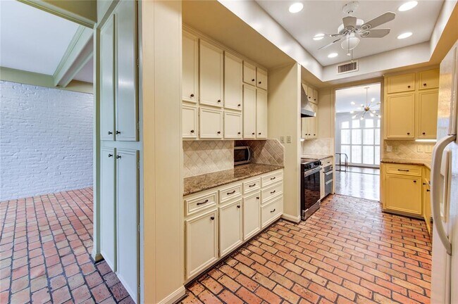 Building Photo - 7530 Del Monte Dr