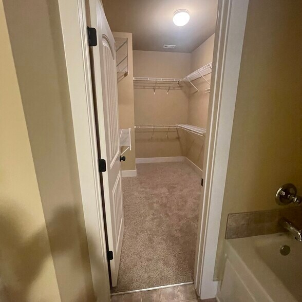 Building Photo - 627 Flag Cir