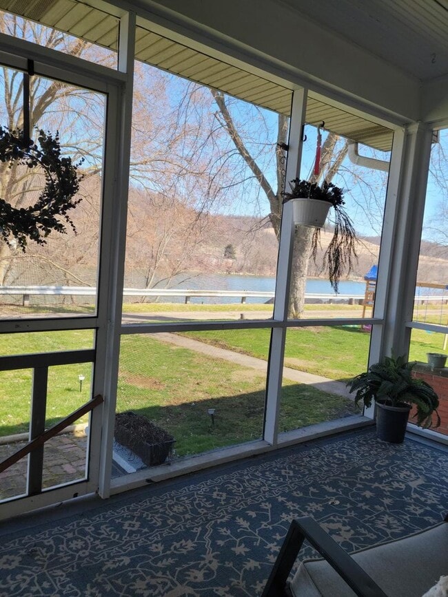 Building Photo - 3-bedroom, 1-bathroom home located on the picturesque Neville Island, PA.