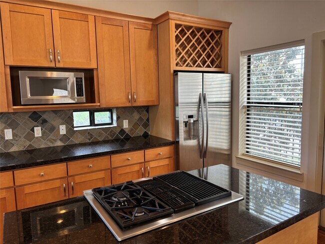 Building Photo - 1510 W 26th St