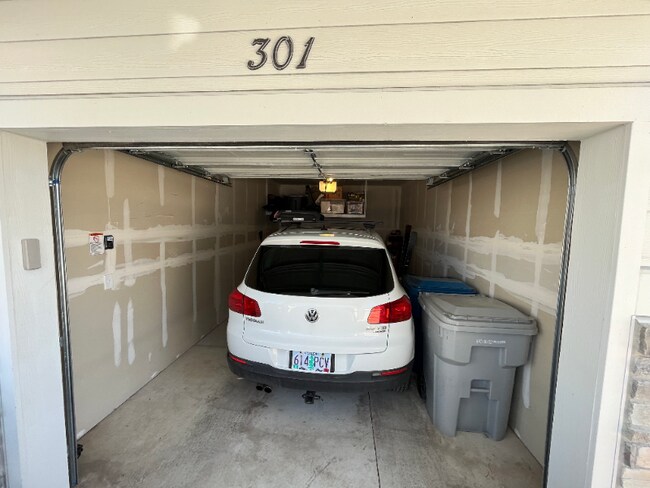 Building Photo - 927 W Coral Charm Wy