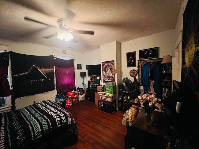 Building Photo - Charming 3bdrm/1.5bth Home Conveniently Lo...