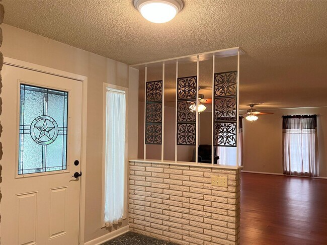 Building Photo - 401 Oakhill Dr