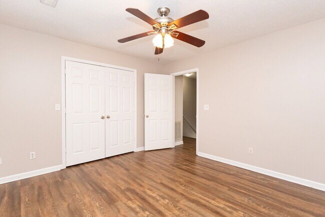 Building Photo - 464 Guyler St