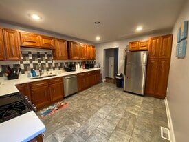 Building Photo - 907 E Carson St