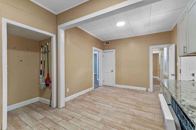 Building Photo - 166 Kingston Ave