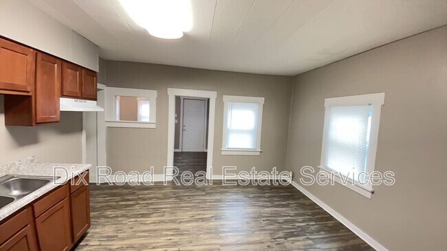 Building Photo - 252 McClure St