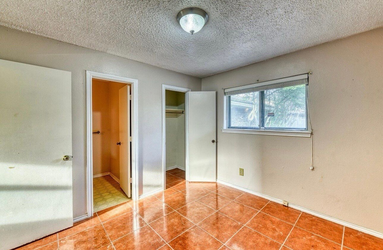 Building Photo - 310 Meadowlark Ln