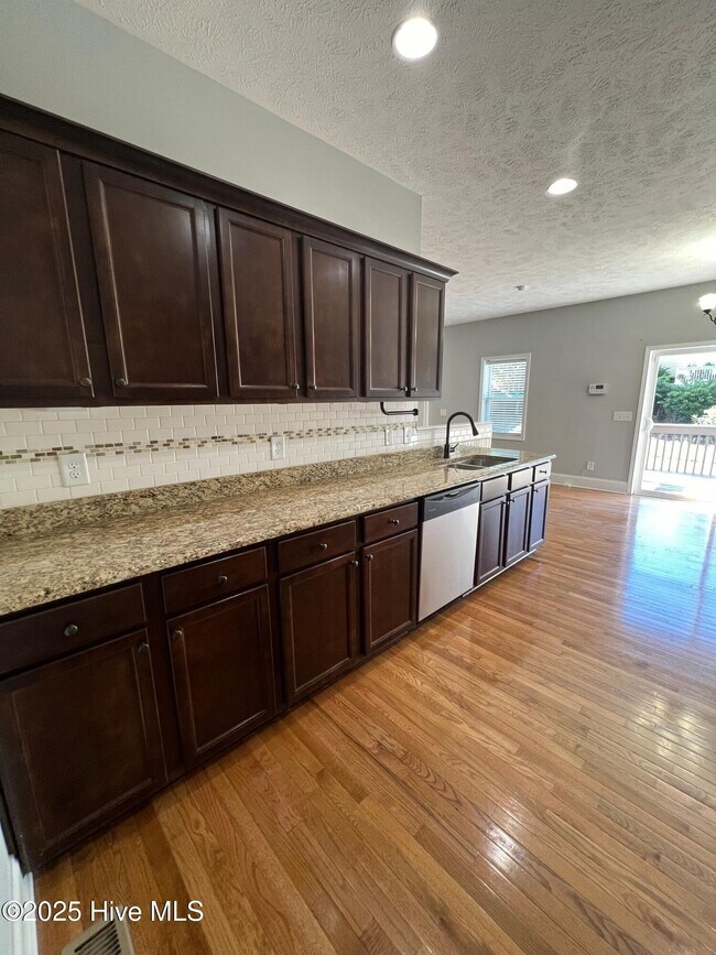 Building Photo - 127 Lightwater Dr