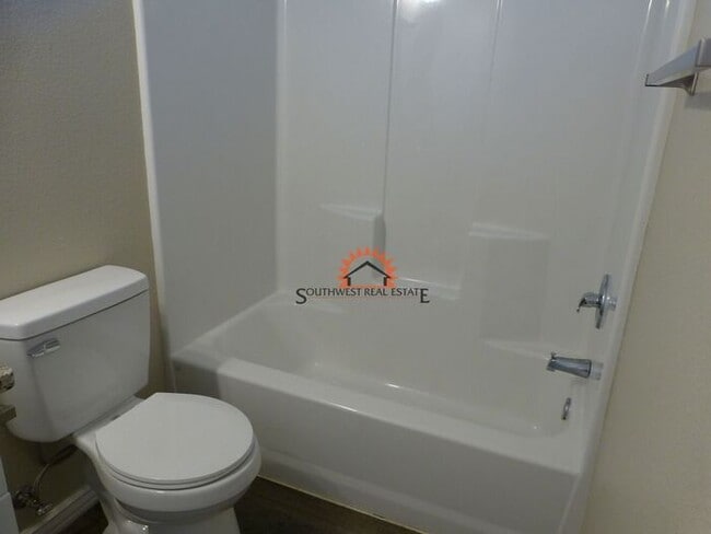 Building Photo - Spacious 2 bedroom 2 bath Duplex.
