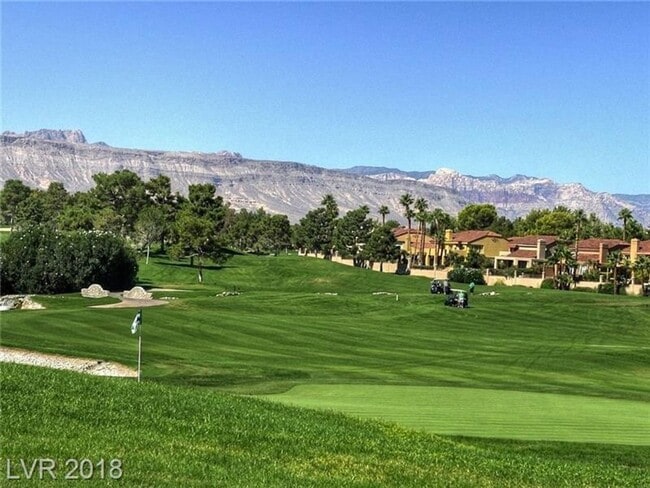 Building Photo - Beautiful 3 bed 2.5 bath townhouse in Spanish Trails!