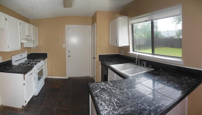 Building Photo - 1611 West Ln