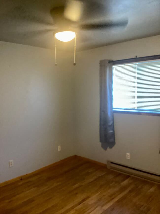 Building Photo - Renovated 2 bed 1 bath duplex near town ce...