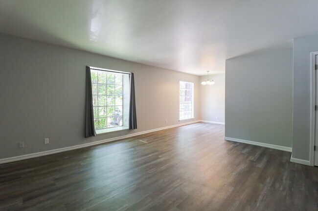 Building Photo - 2 Bed | 1 Bath Condo in Central Tulsa!